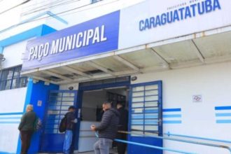 Atendimento a contribuintes na Prefeitura de Caraguatatuba durante adesão ao Refis 2026