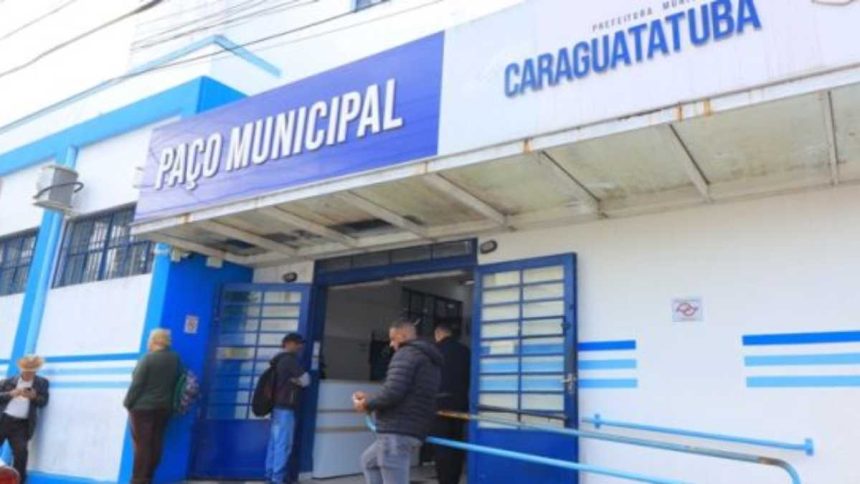 Atendimento a contribuintes na Prefeitura de Caraguatatuba durante adesão ao Refis 2026