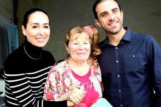 Prefeito Mateus Silva e a primeira-dama Talita Carneiro entregam cobertores arrecadados pela Campanha do Agasalho 2026 aos idosos do Lar Vila Vicentina, em Caraguatatuba