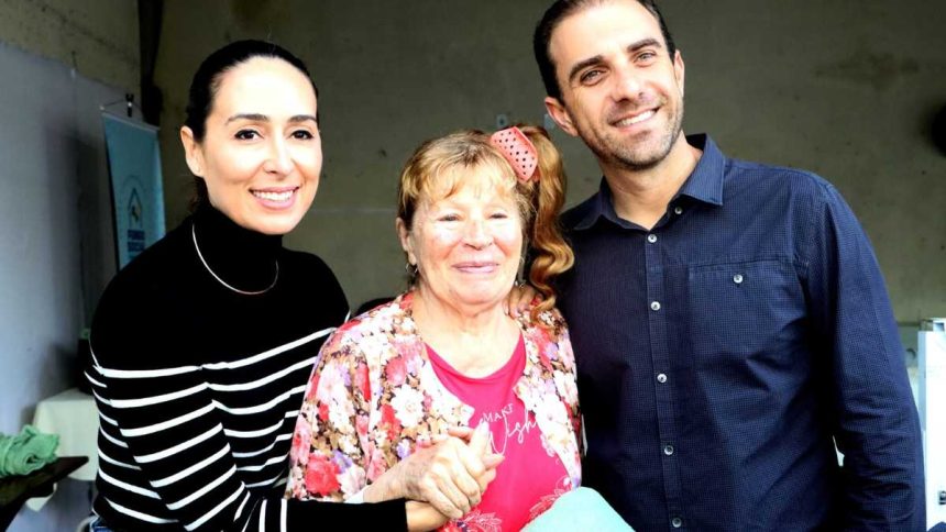 Prefeito Mateus Silva e a primeira-dama Talita Carneiro entregam cobertores arrecadados pela Campanha do Agasalho 2026 aos idosos do Lar Vila Vicentina, em Caraguatatuba
