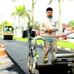 Máquinas realizam obras de recapeamento na Avenida Geraldo Nogueira da Silva, no Jardim Aruan, em Caraguatatuba