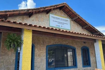 Atendimento a moradores em unidade do CRAS para solicitação de isenção da Taxa do Lixo em Caraguatatuba