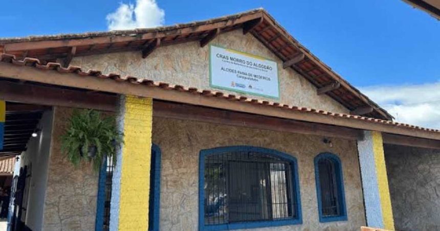Atendimento a moradores em unidade do CRAS para solicitação de isenção da Taxa do Lixo em Caraguatatuba