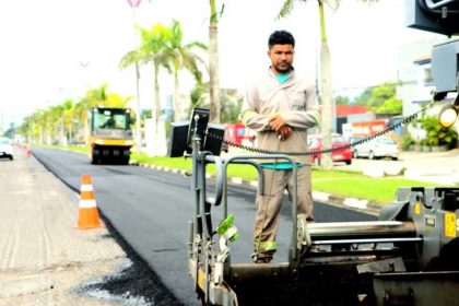 Máquinas realizam obras de recapeamento na Avenida Geraldo Nogueira da Silva, no Jardim Aruan, em Caraguatatuba
