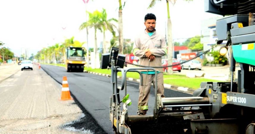 Máquinas realizam obras de recapeamento na Avenida Geraldo Nogueira da Silva, no Jardim Aruan, em Caraguatatuba