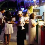 Público acompanha show durante o Festival Jazz & Vinhos em Caraguatatuba, evento que reúne música, gastronomia e atrações culturais