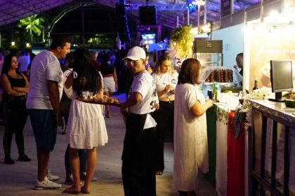 Público acompanha show durante o Festival Jazz & Vinhos em Caraguatatuba, evento que reúne música, gastronomia e atrações culturais