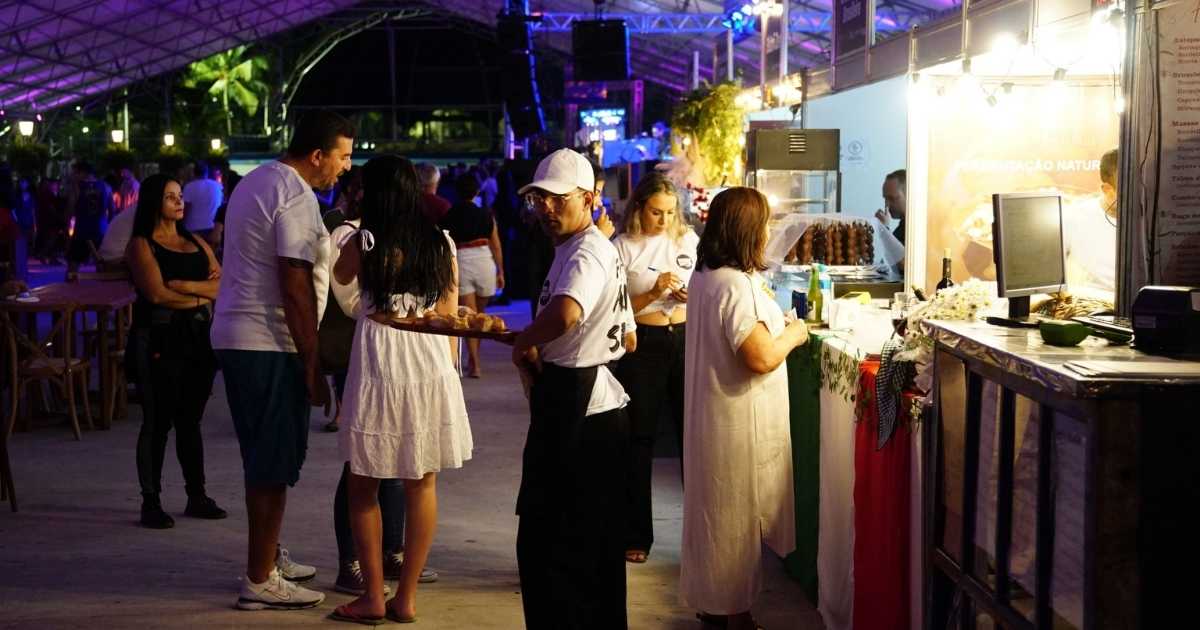 Público acompanha show durante o Festival Jazz & Vinhos em Caraguatatuba, evento que reúne música, gastronomia e atrações culturais
