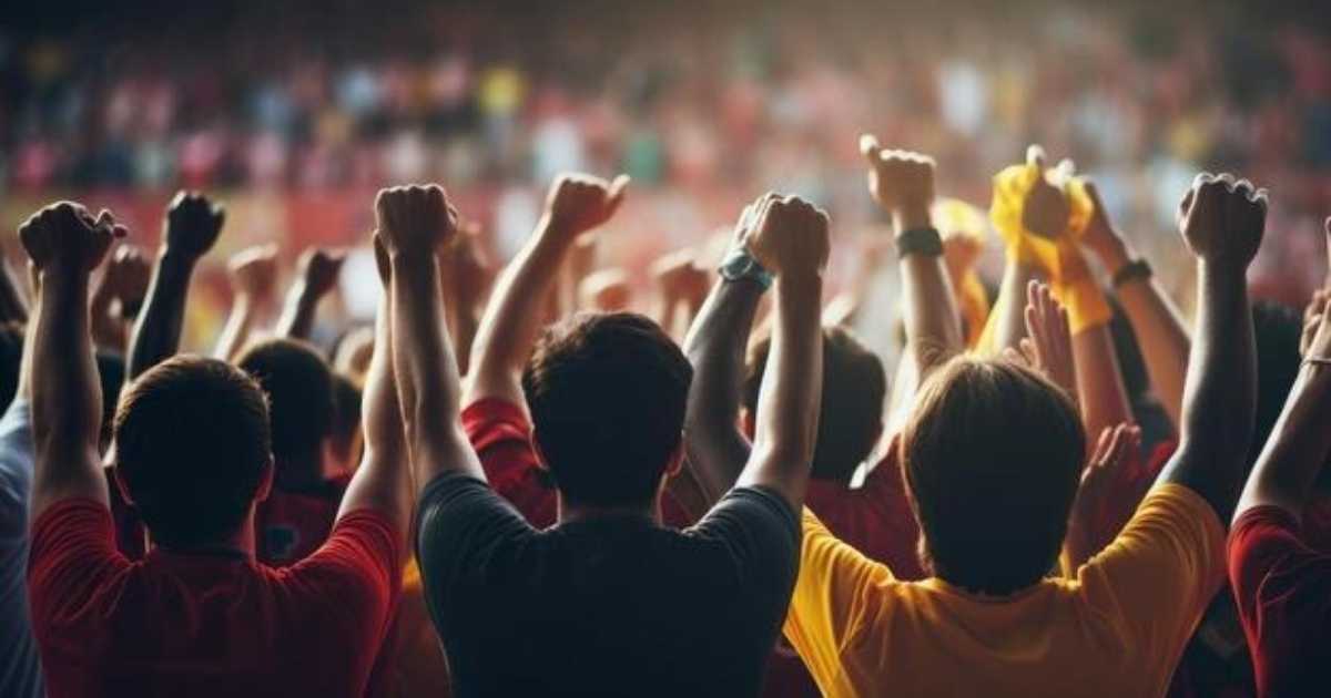 Torcedores durante partida de futebol