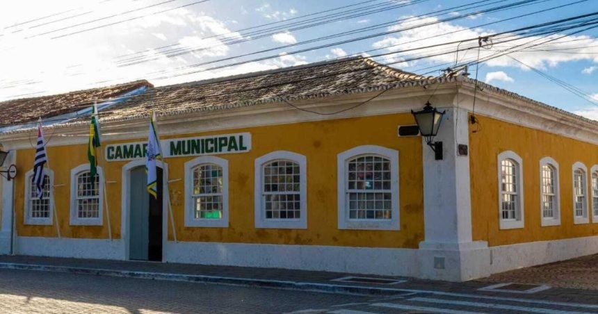 Vereadores da Comissão de Finanças da Câmara de São Sebastião analisam parecer sobre as contas de 2022 do ex-prefeito Felipe Augusto