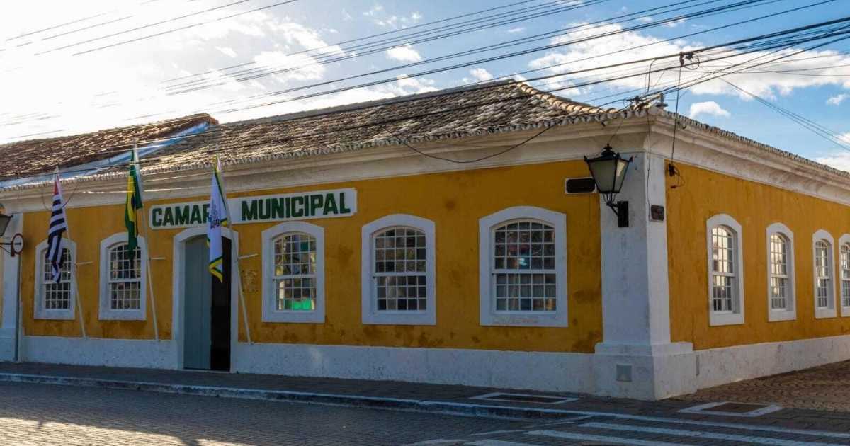 Vereadores da Comissão de Finanças da Câmara de São Sebastião analisam parecer sobre as contas de 2022 do ex-prefeito Felipe Augusto