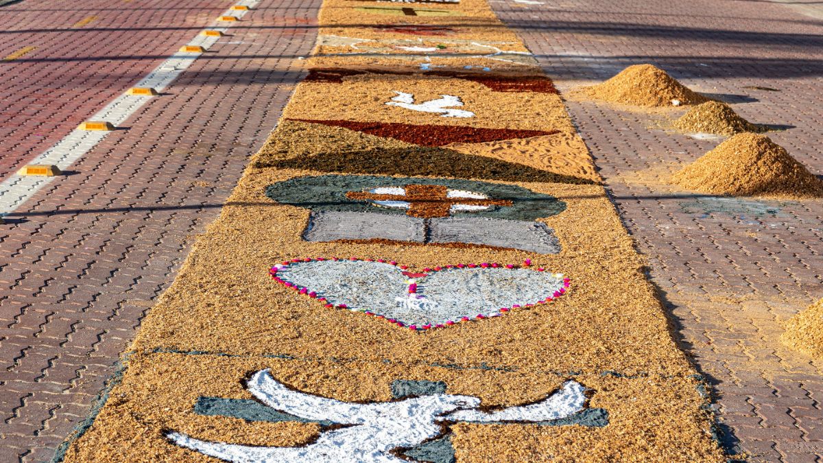 Tapetes de Corpus Christi decoram ruas do Centro de Bertioga durante celebração religiosa.