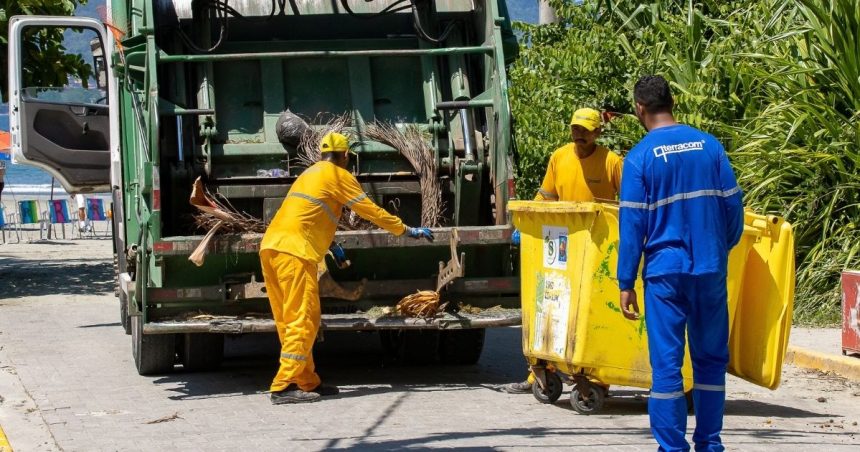 Equipe de limpeza urbana em São Sebastião, município que moderniza a gestão de resíduos sólidos