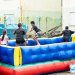 Crianças participando de atividades gratuitas do projeto Ruas e Praças de Lazer em Bertioga