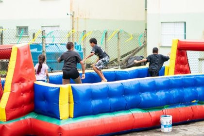 Crianças participando de atividades gratuitas do projeto Ruas e Praças de Lazer em Bertioga