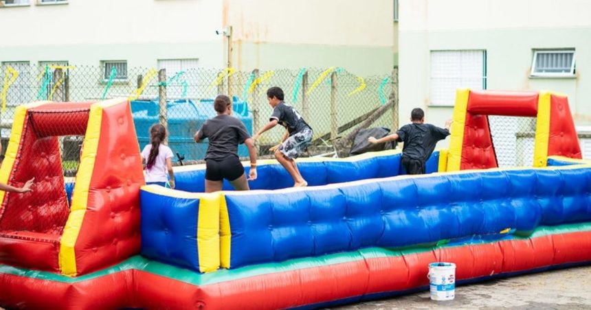 Crianças participando de atividades gratuitas do projeto Ruas e Praças de Lazer em Bertioga