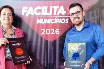 Representantes de Caraguatatuba recebem os selos Ouro e Inovação do Prêmio Facilita SP durante cerimônia promovida pelo Governo do Estado de São Paulo