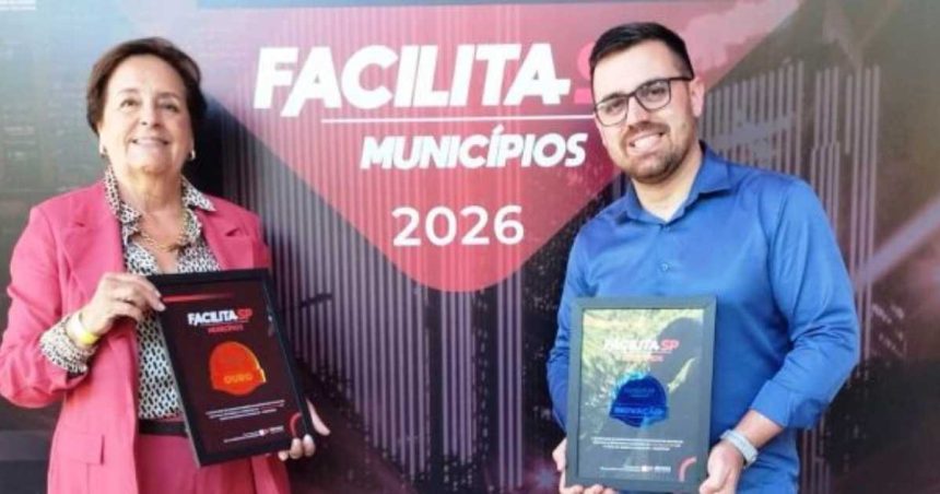 Representantes de Caraguatatuba recebem os selos Ouro e Inovação do Prêmio Facilita SP durante cerimônia promovida pelo Governo do Estado de São Paulo