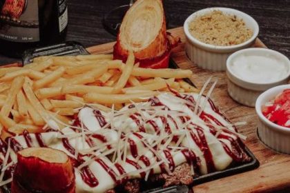Prato preparado para o festival gastronômico Caraguá A Gosto 2026 em restaurante participante de Caraguatatuba