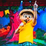 Personagens de Chico Bento durante apresentação musical no Arraiá Caiçara 2026, realizado no Centro Histórico de São Sebastião