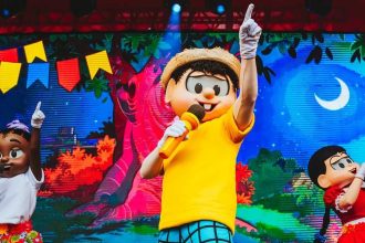 Personagens de Chico Bento durante apresentação musical no Arraiá Caiçara 2026, realizado no Centro Histórico de São Sebastião