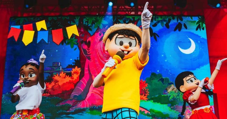 Personagens de Chico Bento durante apresentação musical no Arraiá Caiçara 2026, realizado no Centro Histórico de São Sebastião