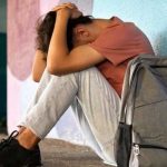 Adolescente sozinho durante as férias escolares, período que pode aumentar a sensação de isolamento e exigir atenção dos pais