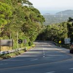Operação pare e siga na Rodovia Mogi-Bertioga durante obras de recuperação de encosta na Serra, com trânsito alternado entre Mogi das Cruzes e Bertioga