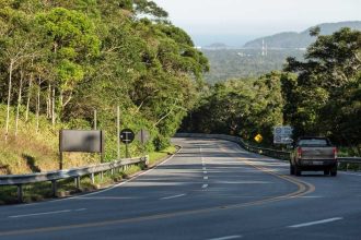 Operação pare e siga na Rodovia Mogi-Bertioga durante obras de recuperação de encosta na Serra, com trânsito alternado entre Mogi das Cruzes e Bertioga