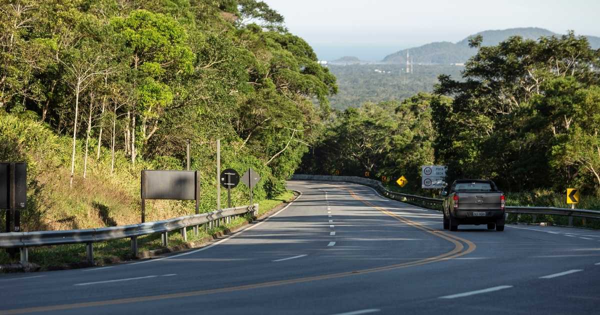 Operação pare e siga na Rodovia Mogi-Bertioga durante obras de recuperação de encosta na Serra, com trânsito alternado entre Mogi das Cruzes e Bertioga