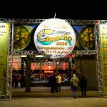 Praça da Cultura durante o Festival do Camarão em Caraguatatuba, com barracas gastronômicas, apresentações culturais e grande público