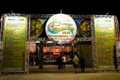 Praça da Cultura durante o Festival do Camarão em Caraguatatuba, com barracas gastronômicas, apresentações culturais e grande público