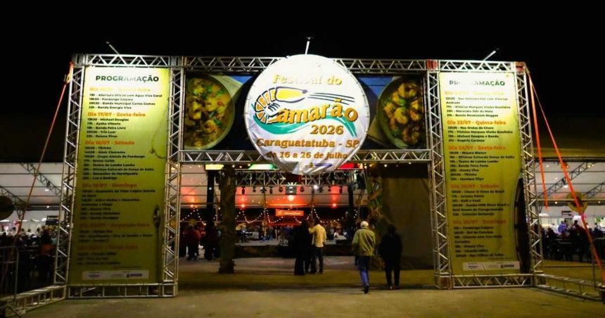 Praça da Cultura durante o Festival do Camarão em Caraguatatuba, com barracas gastronômicas, apresentações culturais e grande público