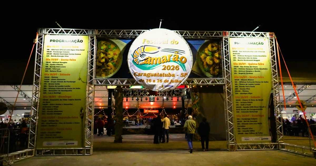 Praça da Cultura durante o Festival do Camarão em Caraguatatuba, com barracas gastronômicas, apresentações culturais e grande público