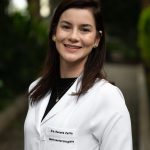 Profissional de saúde segura fita amarela da campanha Julho Amarelo, símbolo da conscientização sobre prevenção e diagnóstico precoce das hepatites virais.