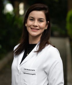 Profissional de saúde segura fita amarela da campanha Julho Amarelo, símbolo da conscientização sobre prevenção e diagnóstico precoce das hepatites virais.