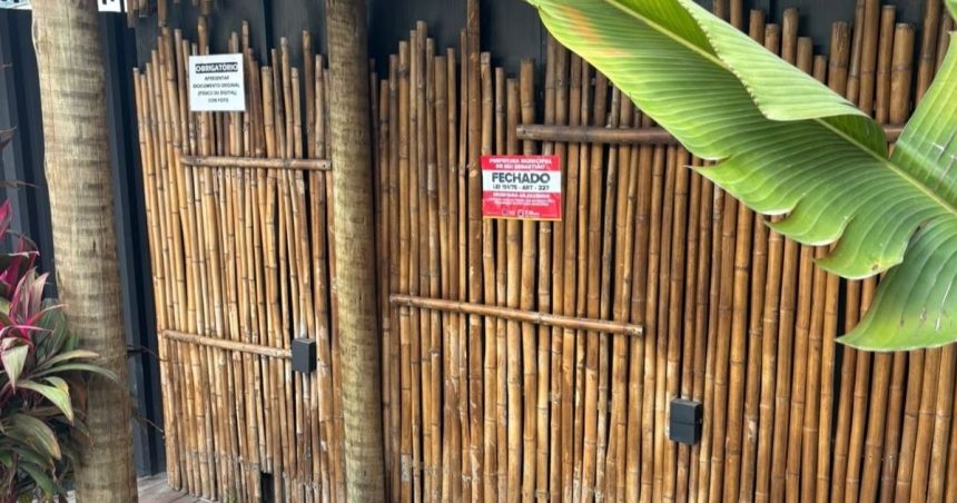 Fiscais da Prefeitura de São Sebastião durante operação de fiscalização em Cambury