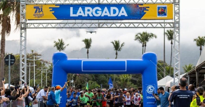 Atletas participando de corrida de rua em São Sebastião durante a Corrida da Independência