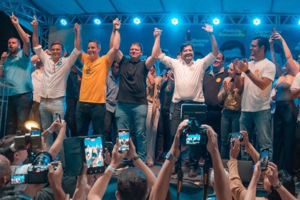 Governador Tarcísio de Freitas e prefeito Reinaldinho Moreira durante encontro em Maresias, São Sebastião