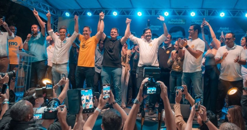Governador Tarcísio de Freitas e prefeito Reinaldinho Moreira durante encontro em Maresias, São Sebastião
