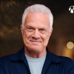 Pedro Bial em cena da nova campanha da NotreDame Saúde com posicionamento Premium inteligente