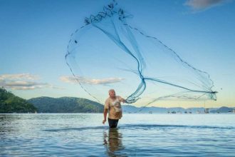 Praia da Tabatinga, em Caraguatatuba, com água própria para banho após atingir 100% de balneabilidade
