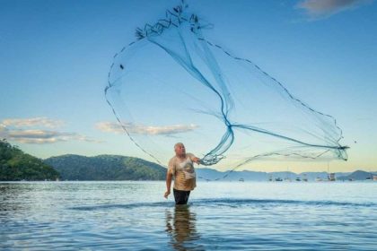 Praia da Tabatinga, em Caraguatatuba, com água própria para banho após atingir 100% de balneabilidade