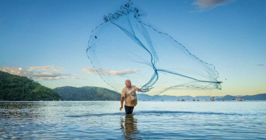 Praia da Tabatinga, em Caraguatatuba, com água própria para banho após atingir 100% de balneabilidade