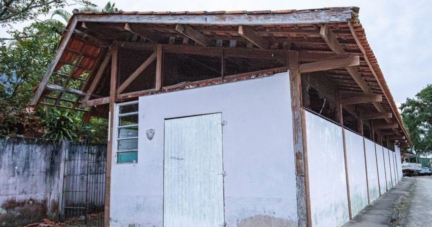 Fachada do prédio que será revitalizado para abrigar a nova Unidade de Saúde do bairro São Francisco, em São Sebastião
