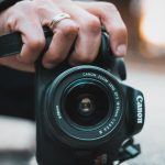 Pessoa fotografando, hábito que pode revelar ansiedade segundo psiquiatra da Hapvida