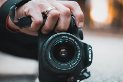 Pessoa fotografando, hábito que pode revelar ansiedade segundo psiquiatra da Hapvida