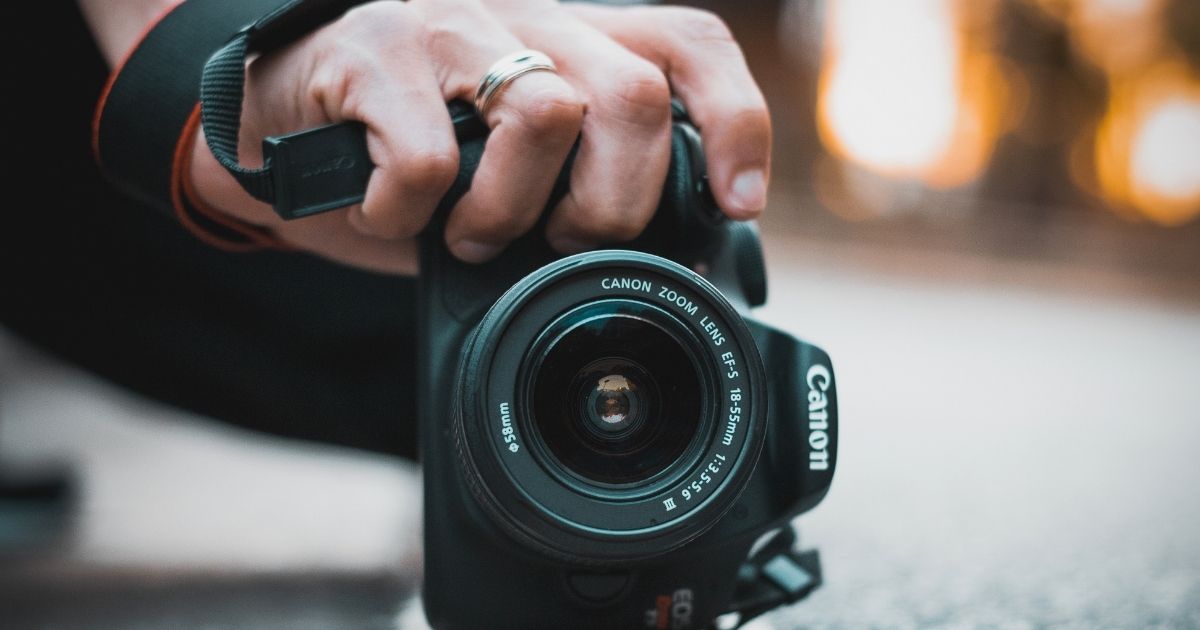 Pessoa fotografando, hábito que pode revelar ansiedade segundo psiquiatra da Hapvida