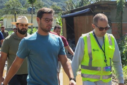 Equipe técnica da EDP e representantes da Prefeitura de São Sebastião durante vistoria no Núcleo Barreira/Barreirinha em Cambury