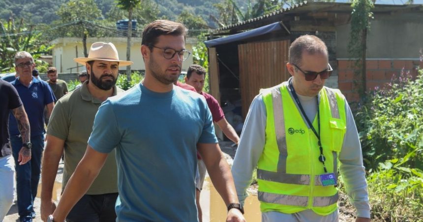 Equipe técnica da EDP e representantes da Prefeitura de São Sebastião durante vistoria no Núcleo Barreira/Barreirinha em Cambury
